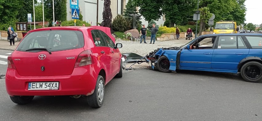 Dwa samochody zderzyły się na placu Reymonta w Tuszynie. ZDJĘCIA