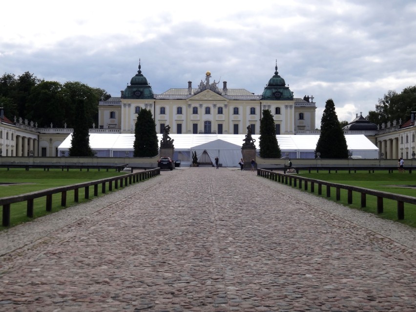 Namiot przed Pałacem Branickich w Białymstoku