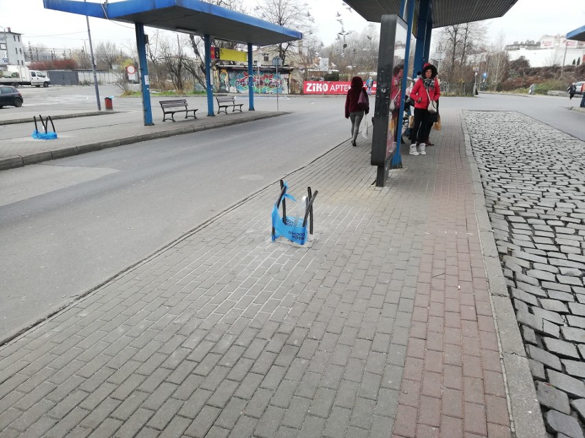 Na bytomskim dworcu autobusowym pojawiły się sterczące z...