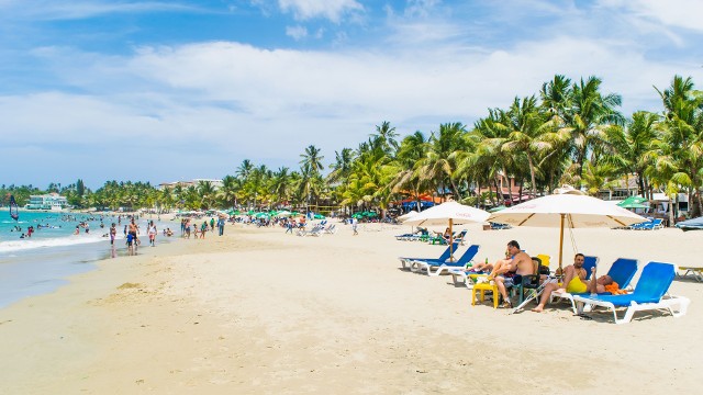 Wybór ośrodka wypoczynkowego na Dominikanie to raczej kwestia aktualnej oferty biur podróży i cen. Kto chce, ten znajdzie dla siebie moc atrakcji zarówno w Punta Cana jak i Puerto Plata, a także innych ośrodkach. Plaże na całej Dominikanie są piękne, woda czysta, a pogoda najczęściej dopisuje na całym wybrzeżu i we wnętrzu kraju.