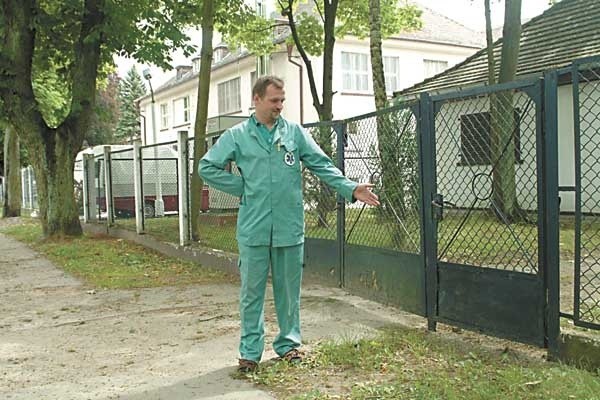 Sanitariusz z białogardzkiego pogotowia pokazuje miejsce, w którym znaleziono rannego mężczyznę.