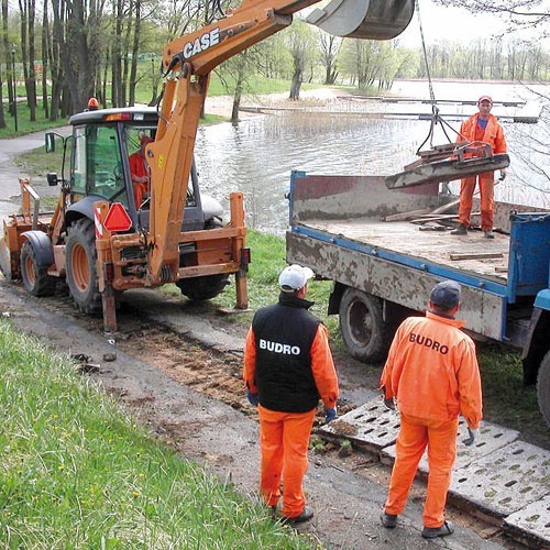 Pracownicy firmy &#8222;Budro&#8221; remontują drogę nad jeziorem Okra.