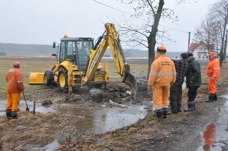 Rowy niewyczyszczone, przepusty pozatykane. Podwórka toną w wodzie 