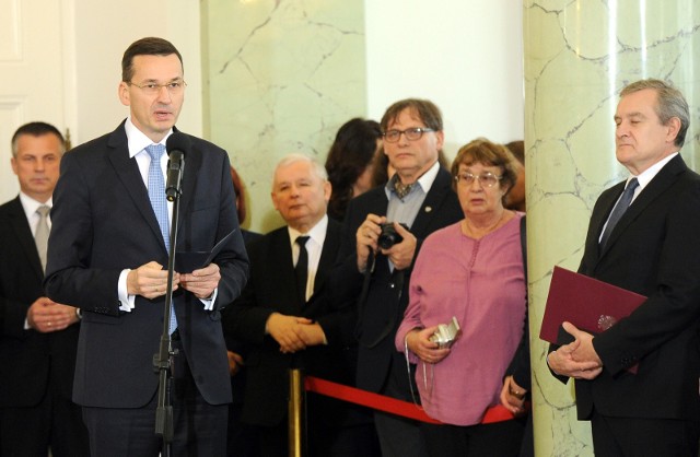 Mateusz Morawiecki (z lewej) i Jarosław Kaczyński (z tyłu) przebywają dzisiaj w Toruniu