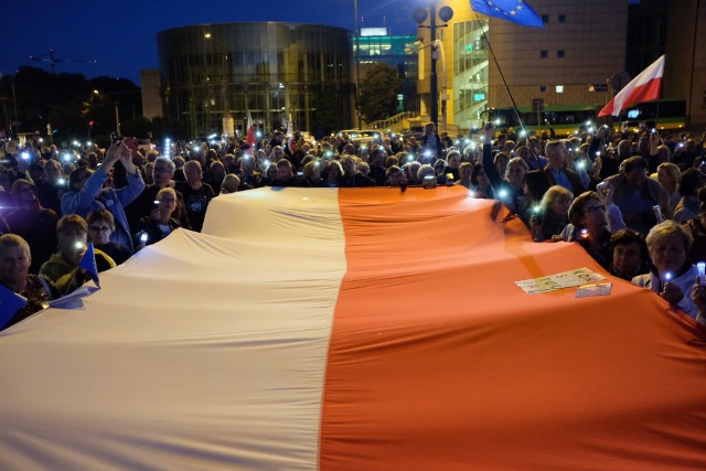 Łańcuch Światła we wtorek znów zapłonął w stolicy Wielkopolski. Na placu Mickiewicza zebrano się, aby protestować przeciw wejściu w życie ustawy o Sądzie Najwyższym, która ma obowiązywać od 3 lipca. Zdaniem organizatorów jest ona zagrożeniem dla niezawisłości sędziów.Zobacz kolejne zdjęcie --->