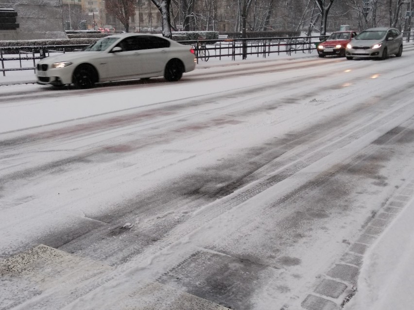 Wrocław zaskoczony zimą. Ulice i chodniki jak lodowisko (ZDJĘCIA)