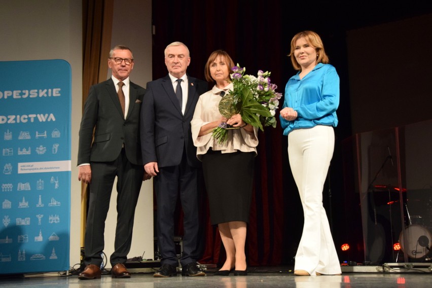Laureatom gratulowali: wiceminister sportu Anna Krupka,...