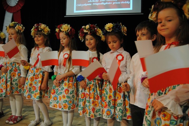 Dzieci z włoszczowskich przedszkoli pięknie się zaprezentowały na scenie Domu Kultury.