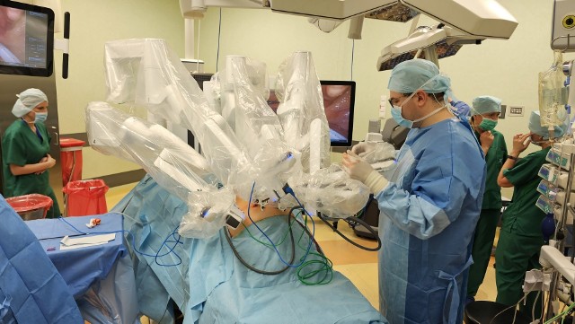 Robot chirurgiczny da Vinci X, którego pozyskał szpital Jurasza w Bydgoszczy, to sprzęt wysokiej klasy. Na razie wykorzystywany jest w operacjach z zakresu urologii onkologicznej.