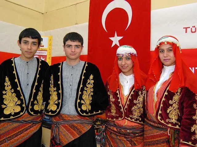 Tureckie potrawy w RzeszowieW Zespole Szkól Spozywczych w Rzeszowie uczniowie z Turcji zaprezentowali kilka tradycyjnych tureckich potraw. Przygotowali równiez multimedialną wizytówke swojego kraju i pokaz regionalnych strojów. 