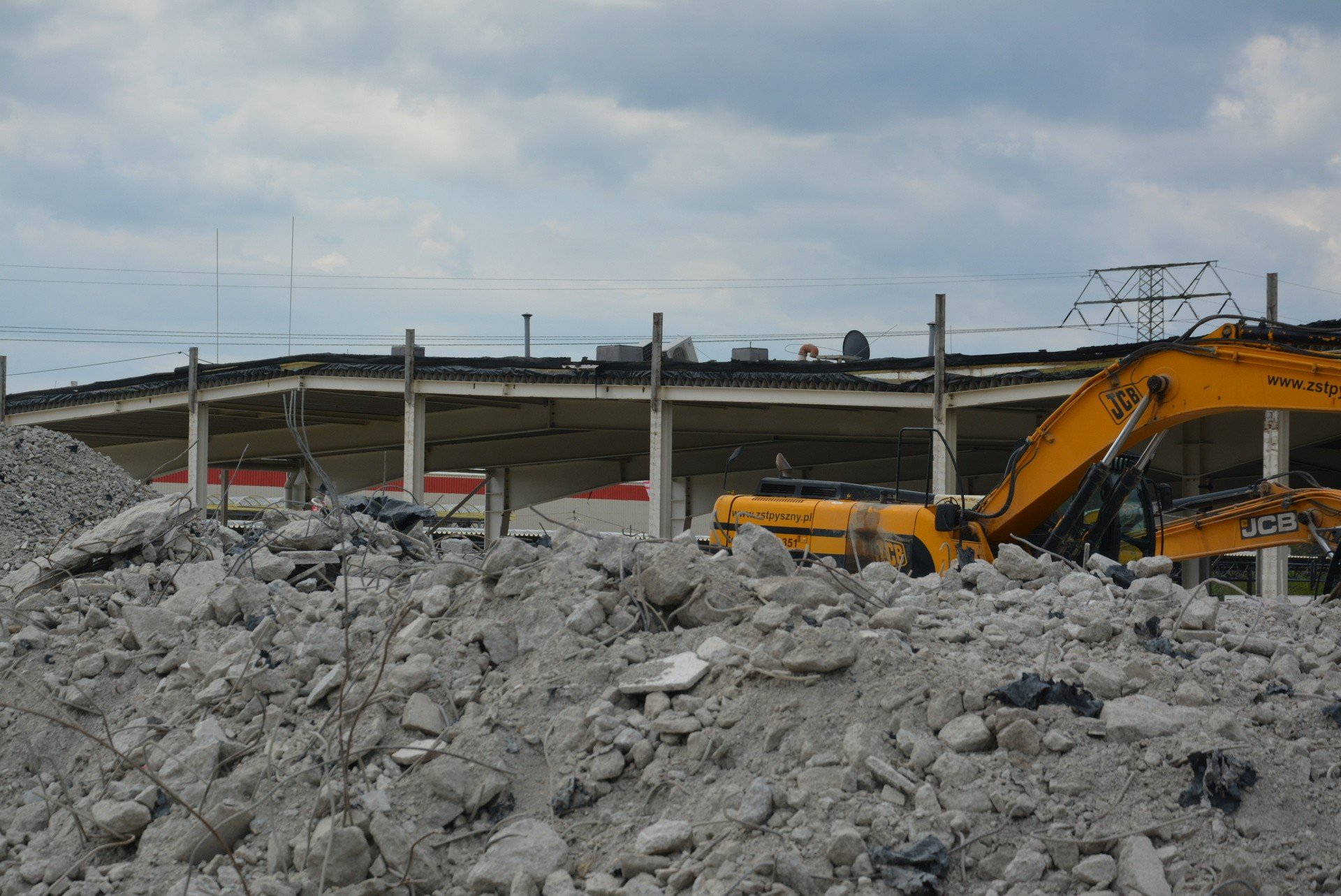 Bytom: After TESCO’s ex-ul.  Only a skeleton remains of Chorzowska.  The parking lot looks like a battlefield