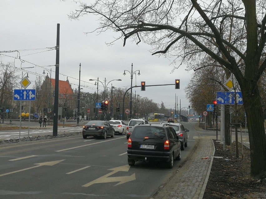 Cztery sygnalizatory świetlne sterują ruchem w kierunku...