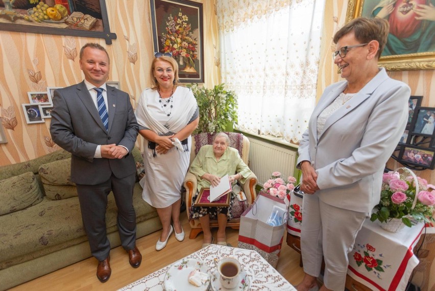 Irena Ciemna z Gniewkowa skończyła sto lat. Otrzymała medal Unitas Durat