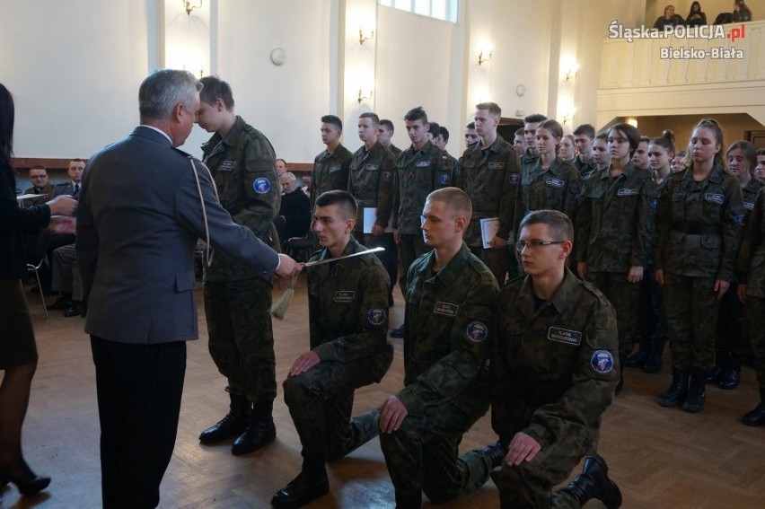 Uroczystość pasowania uczniów pierwszych klas mundurowych...