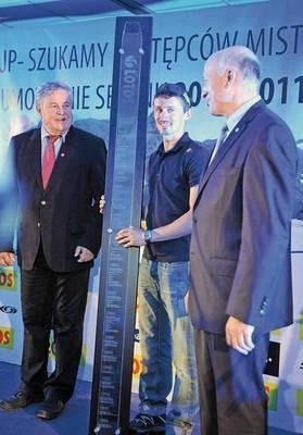 Adam Małysz dostał wczoraj od prezesa firmy Lotos Pawła Olechnowicza (z prawej) pamiątkową nartę, upamiętniającą wszystkie jego sukcesy na skoczni Fot. Wacław Klag