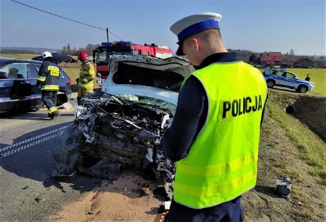 Dzisiaj (25.03.2022) w Świątkowie (gm. Bytów) na drodze wojewódzkiej nr 209 doszło do wypadku. Dwie osoby zostały ranne.