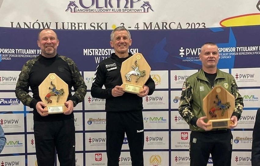 Cztery medale zapaśników Atletycznego Klubu Sportowego Piotrków. Drugie miejsce AKS w Polsce. Zdjęcia