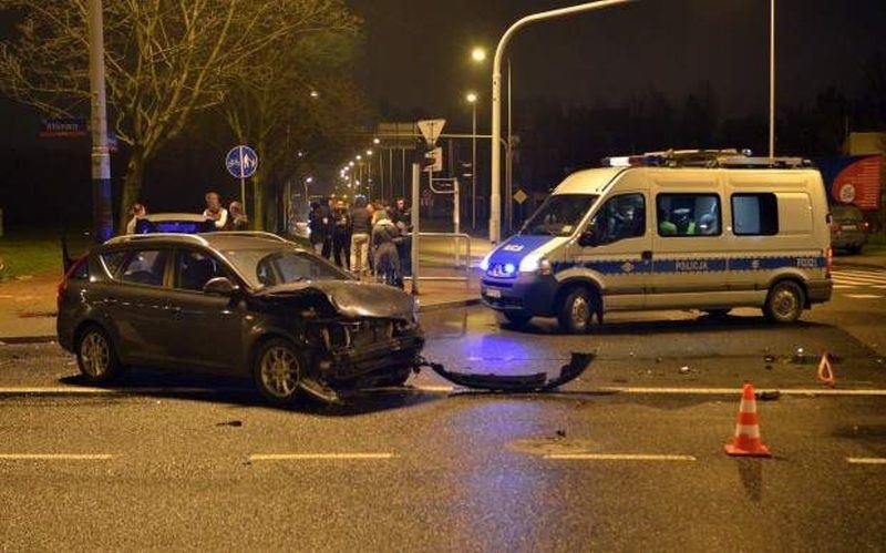 Wypadek na Włókniarzy. Bmw wylądowało na chodniku