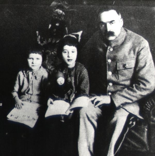 Józef Piłsudski z córkami Jadwigą i Wandą.