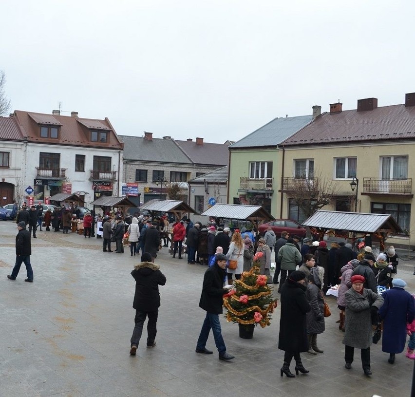 Iłża. Trwa Kiermasz Bożonarodzeniowy 2016 na Rynku. Imprezę zorganizowano po raz pierwszy