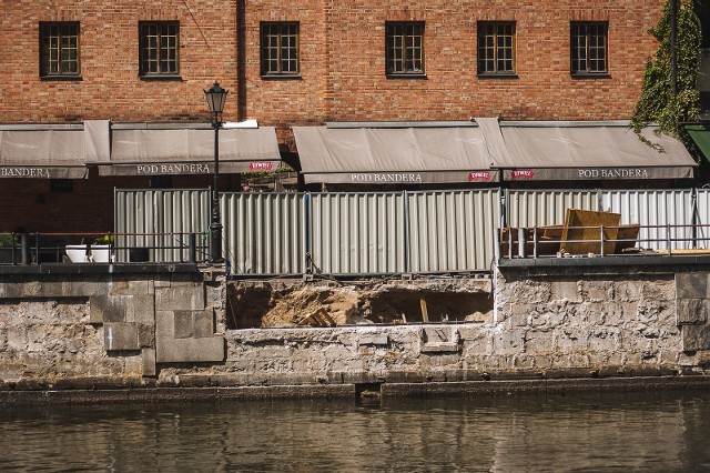 Zapadł się fragment chodnika na Długim Pobrzeżu.