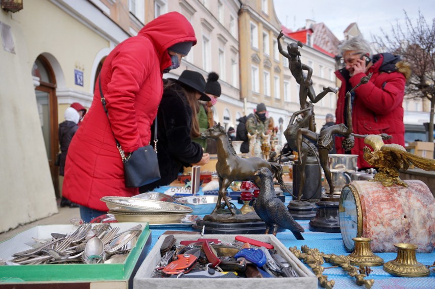 Tłumy na placu Zamkowym w Lublinie. Ostatnia niedziela lutego to Lubelska Giełda Staroci. Zobacz zdjęcia