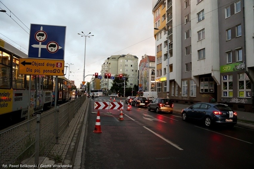 Nocny półmaraton sparaliżował miasto. Korki i zablokowane tramwaje (ZDJĘCIA)