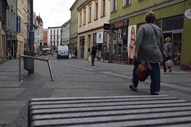 Kostka wypada, ławki z brakującymi elementami. Deptak wymaga odświeżeniaZobacz kolejne zdjęcia. Przesuwaj zdjęcia w prawo - naciśnij strzałkę lub przycisk NASTĘPNE