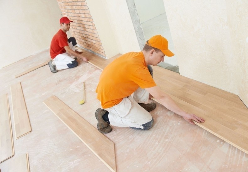 Klejenie podłogi drewnianej to popularna metoda montażu,...