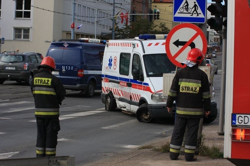 Zderzenie karetki i samochodu osobowego w centrum Gdańska