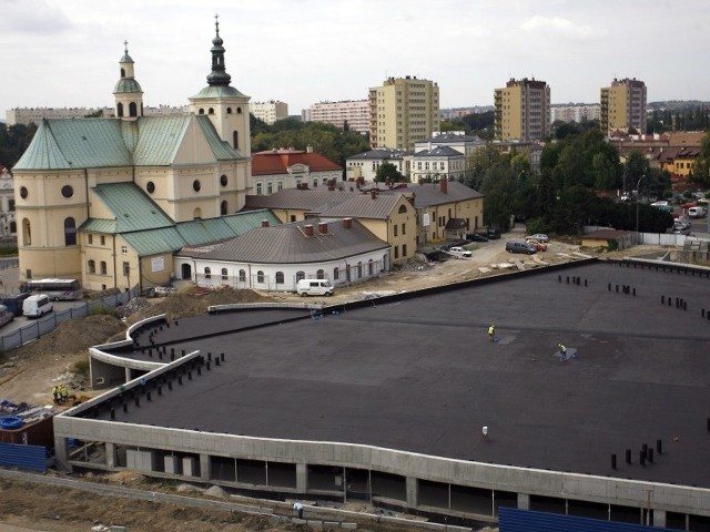 Betonowa płyta na wiosnę zostanie obsadzona krzewami i drzewami.