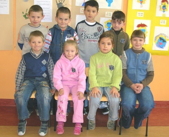 Klasa I Wychowawczyni Monika Pastuszka. Uczniowie: Karol Janas, Karolina Krawiec, Aniela Kurek, Mateusz Lisak, Bartlomiej Michalczyk, Przemyslaw Nawrocki, Wiktoria Sochacka, Konrad Sochacki, Dominik Szczygiel, Szymon Wiśnios, Weronika Wiśnios.