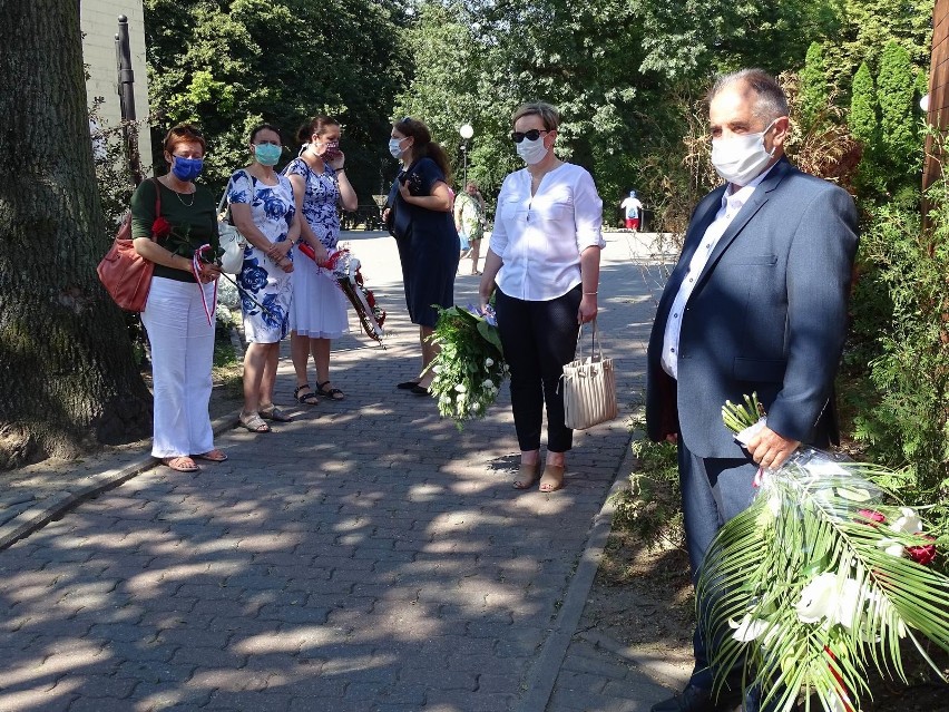 Przy pomniku prof. Ludwika Rydygiera złożone zostały kwiaty....