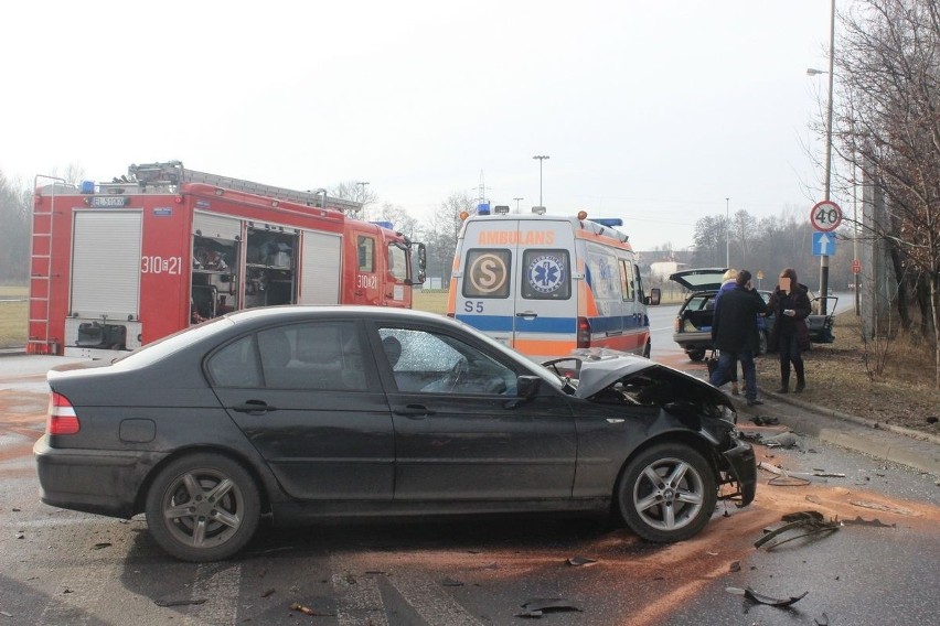 Wypadek na al. Włókniarzy. BMW zderzyło się z volkswagenem [ZDJĘCIA]