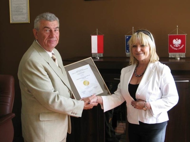 Maria Leżucha, przedstawicielka organizatora konkursu, wręczyła wczoraj Jerzemu Wątrobie złoty certyfikat Quality In-ternational 2010, nagrodę za najwyższą jakość świadczonych usług.