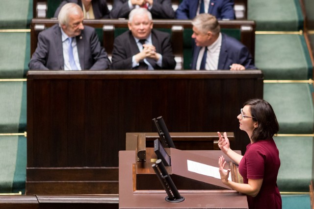 Od tygodnia szukam młodych ludzi, którzy głosowali na PiS, aby zapytać ich, jak teraz oceniają rządy tej partii. I czy czują się dowartościowani jako grupa społeczna, której PiS obiecało poprawę życia. Znalazłam takie osoby, choć nie wszystkie chcą mówić.