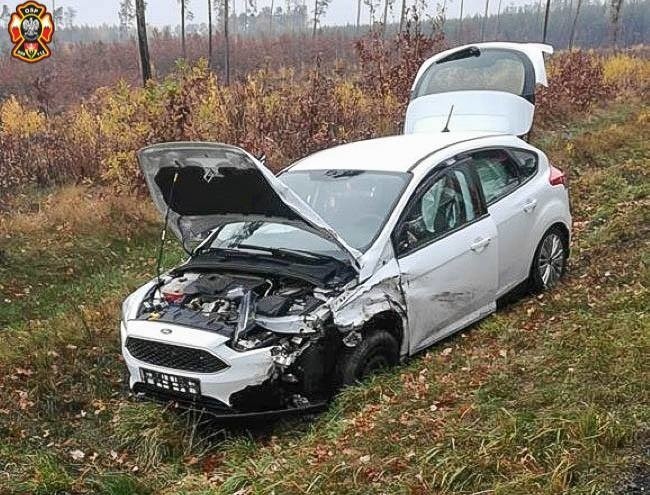 Groźny wypadek pod Oleśnicą. Samochód dachował [ZDJĘCIA]