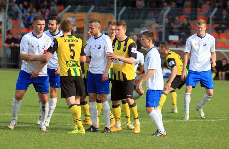 MKS Kluczbork - Siarka Tarnobrzeg 1:1. Mecz II ligi piłki...