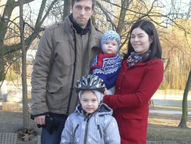 Thorir Olafsson w Kielcach mieszka z żoną Margret i dwójką dzieci - Jasonem i Oskarem. Jak pogoda dopisuje, to razem chętnie wybierają się na spacer do parku. 