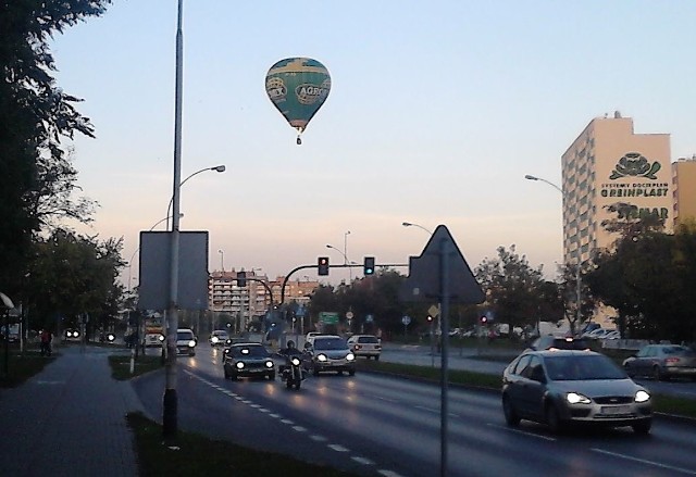 Balon nad miastem w sobotni wieczór.