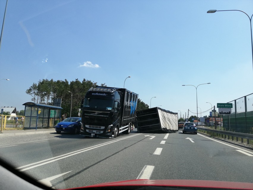 Przyczepa zatarasowała drogę w Białych Błotach. Były utrudnienia w ruchu [zdjęcia]