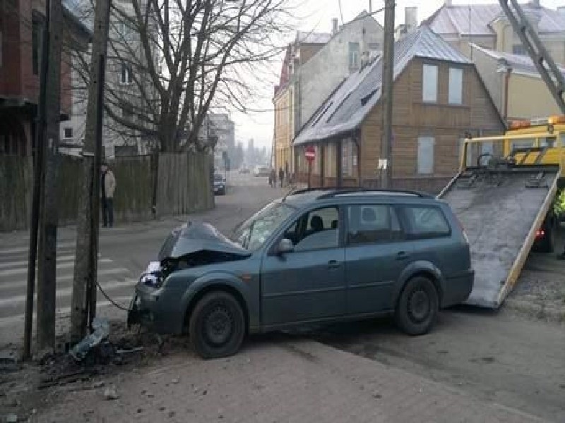 Wypadek przed pocztą. Ścięty słup i kilkugodzinny brak prądu w mieście