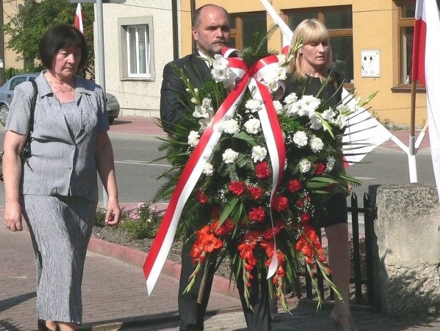 Kwiaty u stóp Pomnika Pomordowanych złożyła też delegacja samorządu Skalbmierza, z wiceburmistrzem Mirosławem Magnesem. 