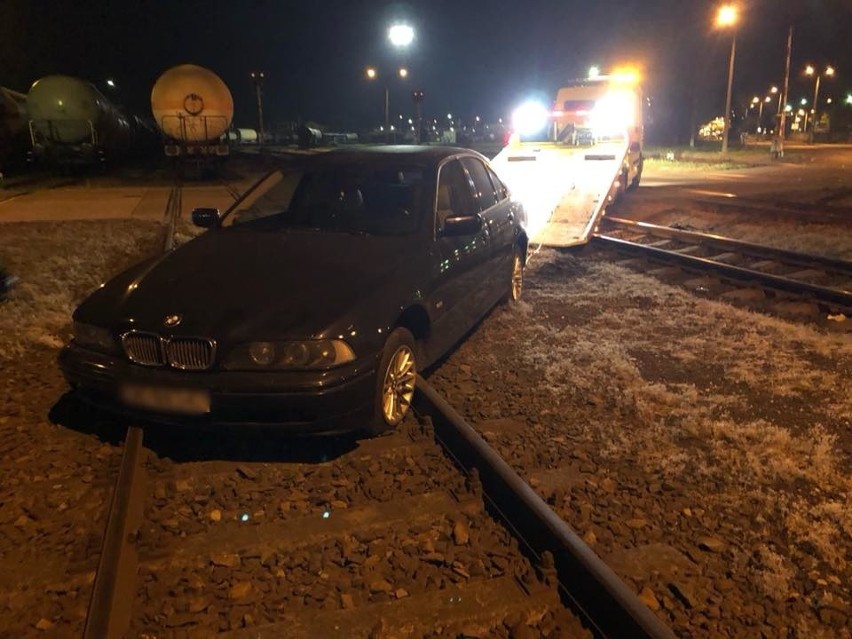 Pijany Ukrainiec wypadł z drogi i zatrzymał czarne bmw na torach. Wstrzymano ruch kolejowy