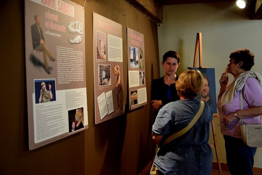 Muzeum w Starachowicach zaprasza na wystawę "Karol Sabath - człowiek od dinozaurów"