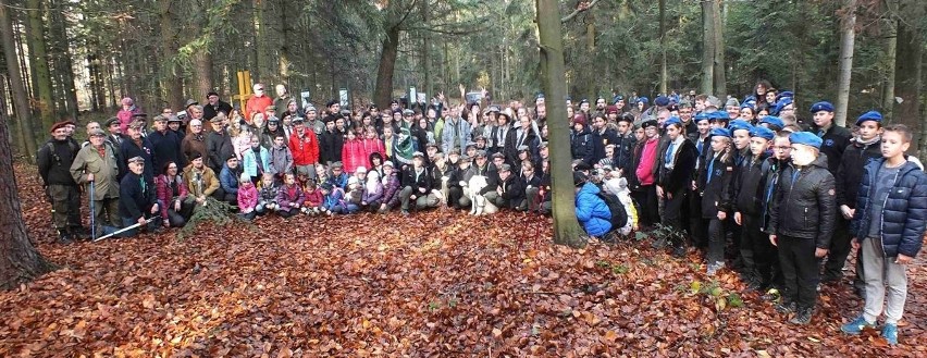 Wielki zlot harcerski w lesie pod Tychowem Starym. Uczestnicy rajdu "Jędrusiów" spotkali się przy mogile Oddziału „Jędrusie” 