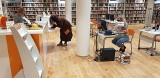 Prawie 650 czytelników odwiedziło ostrowiecką bibliotekę. Wypożyczyli ponad 900 książek [ZDJĘCIA]  