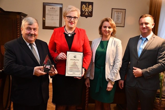 Marta Banach (druga z lewej) w towarzystwie starosty Jacka Kobyłki, dyrektor Marty Nowakowskiej i wicestarosty Pawła Osikowego