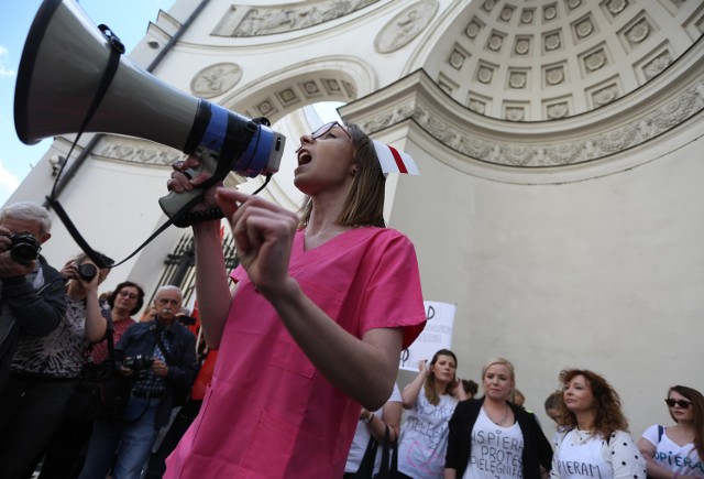 Protest pielegniarek pod Ministerstwem Zdrowia