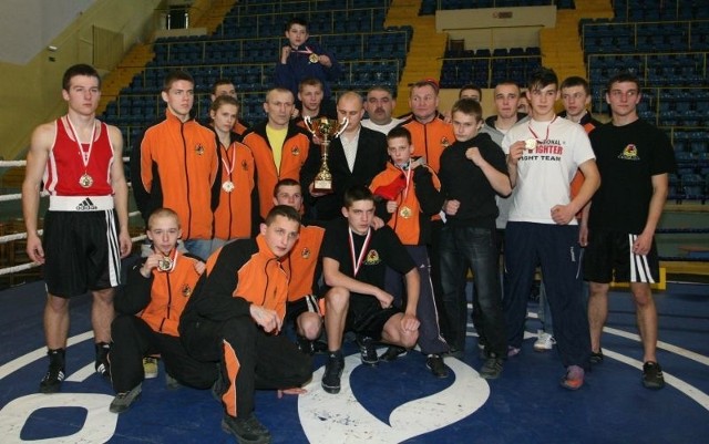 Ekipa KSZO Ostrowiec wygrała w punktacji klubowej mistrzostw okręgu w boksie.